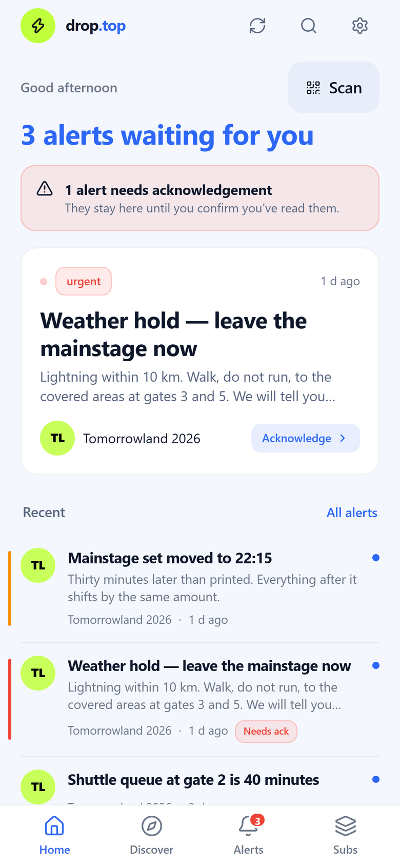 Ein Telefon mit der drop.top-App: drei Meldungen eines Festivalkanals, oben die dringendste, die noch bestätigt werden muss.